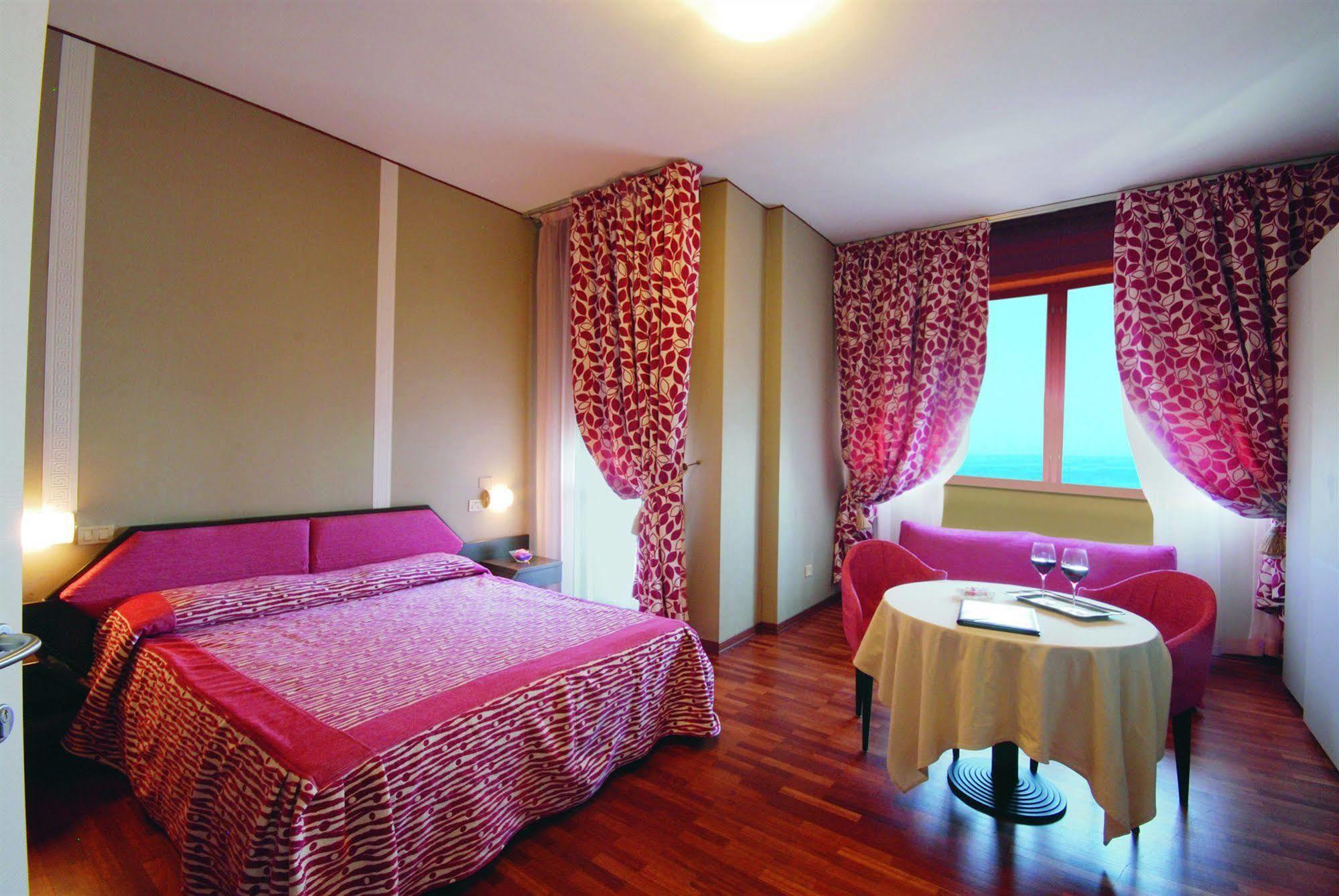 Hotel Bristol Pesaro Eksteriør billede